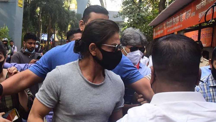 ছেলের সঙ্গে মুম্বাইয়ের জেলখানায় দেখা করলেন শাহরুখ