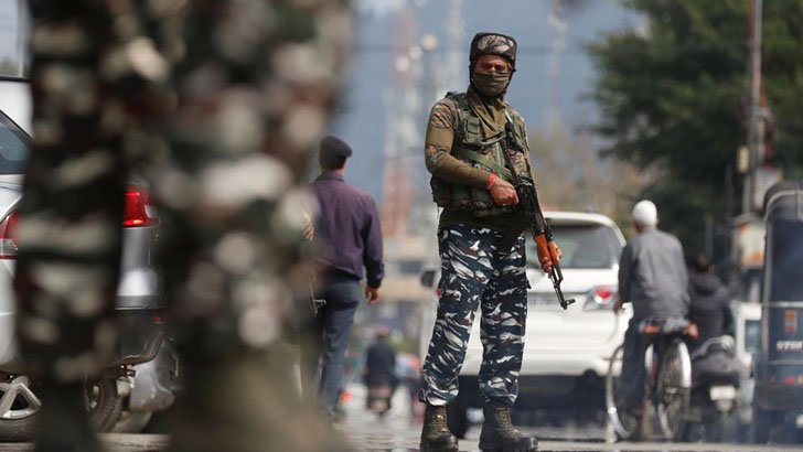 কাশ্মীরে গোলাগুলিতে সেনাসহ নিহত ৫