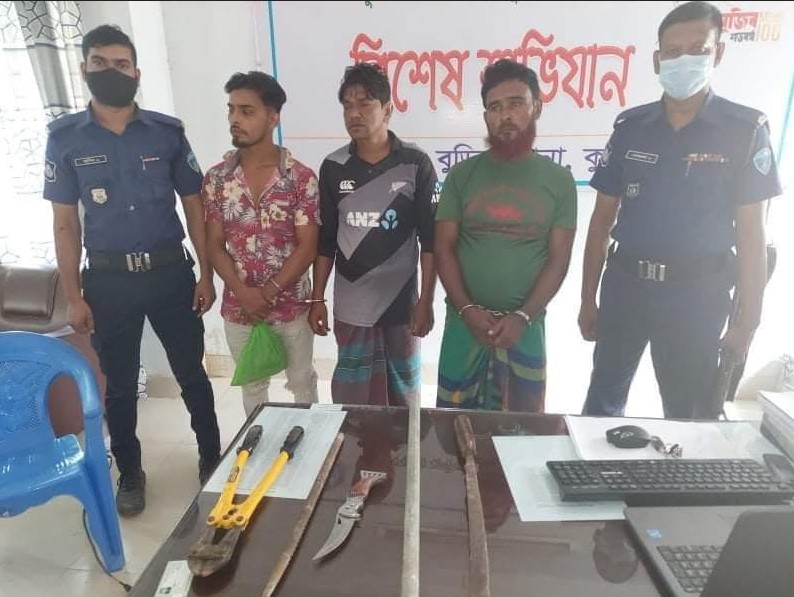বুড়িচংয়ে ট্রহল পুলিশের অভিযানে ডাকাতির সরঞ্জাম সহ ৩ ডাকাত আটক পলাতক ৪