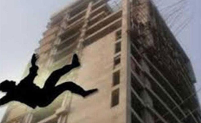 ফেনীতে ভবনের ছাদ থেকে পড়ে শিশুর মৃত্যু