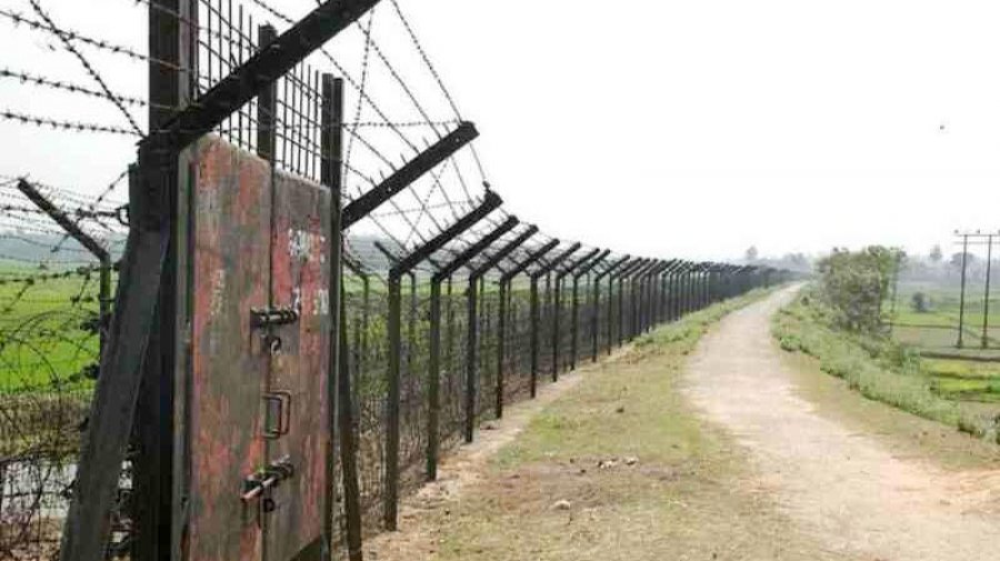 রাজশাহী সীমান্তে মো. মিঠুন (২৫) নামে এক বাংলাদেশি যুবকের গুলিবিদ্ধ লাশ উদ্ধার করা হয়েছে। বুধবার (২৭ অক্টোবর) সকালে পবা উপজেলার চর মাঝাড়দিয়াড়ের হারুমণ্ডলের পাড়া সংলগ্ন সীমান্ত এলাকায় লাশ পড়ে থাকতে দেখে পুলিশে খবর দেয় স্থানীয়রা।

উপজেলার হরিপুর ইউনিয়ন পরিষদের (ইউপি) চেয়ারম্যান বজলে রেজবী আল হাসান মুঞ্জিল জানান, মিঠুন চর মাঝাড়দিয়াড়ের হারুমণ্ডলের পাড়া এলাকার মনজুর হোসেনের ছেলে। তিনি একজন কৃষক।

তবে বর্ডার গার্ড বাংলাদেশের (বিজিবি) রাজশাহী-১ ব্যাটালিয়নের অধিনায়ক লেফটেন্যান্ট কর্নেল সাব্বির আহমেদ জানান, মিঠুন চরে মোটরসাইকেলের রাইডার ছিলেন। ভারতীয় সীমান্ত থেকে প্রায় ২০০ গজ বাংলাদেশের ভেতরে তার লাশ পড়ে ছিল। ধারণা করা হচ্ছে, ভারতীয় সীমান্তরক্ষী বাহিনীর (বিএসএফ) গুলিতে তার মৃত্যু হয়েছে। লাশ উদ্ধারের জন্য বিষয়টি পুলিশকে জানানো হয়েছে।

দামকুড়া থানার ভারপ্রাপ্ত কর্মকর্তা (ওসি) মাহবুব হোসেন বলেন, কে গুলি করেছে তা এখনই বলতে পারছি না। তবে ধারণা করা হচ্ছে, সীমান্ত অতিক্রমকালে মিঠুনকে গুলি করা হয়েছে। লাশটি এখন বিজিবির হেফাজতে আছে। পুলিশ রওনা হয়েছে। সুরতহাল প্রতিবেদন প্রস্তুতের পর ময়নাতদন্তের জন্য রাজশাহী মেডিক্যাল কলেজের মর্গে পাঠানো হবে। এ ঘটনায় আইনগত ব্যবস্থা নেওয়া হবে।

রাজশাহী সীমান্তে মো. মিঠুন (২৫) নামে এক বাংলাদেশি যুবকের গুলিবিদ্ধ লাশ উদ্ধার করা হয়েছে। বুধবার (২৭ অক্টোবর) সকালে পবা উপজেলার চর মাঝাড়দিয়াড়ের হারুমণ্ডলের পাড়া সংলগ্ন সীমান্ত এলাকায় লাশ পড়ে থাকতে দেখে পুলিশে খবর দেয় স্থানীয়রা।

উপজেলার হরিপুর ইউনিয়ন পরিষদের (ইউপি) চেয়ারম্যান বজলে রেজবী আল হাসান মুঞ্জিল জানান, মিঠুন চর মাঝাড়দিয়াড়ের হারুমণ্ডলের পাড়া এলাকার মনজুর হোসেনের ছেলে। তিনি একজন কৃষক।

তবে বর্ডার গার্ড বাংলাদেশের (বিজিবি) রাজশাহী-১ ব্যাটালিয়নের অধিনায়ক লেফটেন্যান্ট কর্নেল সাব্বির আহমেদ জানান, মিঠুন চরে মোটরসাইকেলের রাইডার ছিলেন। ভারতীয় সীমান্ত থেকে প্রায় ২০০ গজ বাংলাদেশের ভেতরে তার লাশ পড়ে ছিল। ধারণা করা হচ্ছে, ভারতীয় সীমান্তরক্ষী বাহিনীর (বিএসএফ) গুলিতে তার মৃত্যু হয়েছে। লাশ উদ্ধারের জন্য বিষয়টি পুলিশকে জানানো হয়েছে।

দামকুড়া থানার ভারপ্রাপ্ত কর্মকর্তা (ওসি) মাহবুব হোসেন বলেন, কে গুলি করেছে তা এখনই বলতে পারছি না। তবে ধারণা করা হচ্ছে, সীমান্ত অতিক্রমকালে মিঠুনকে গুলি করা হয়েছে। লাশটি এখন বিজিবির হেফাজতে আছে। পুলিশ রওনা হয়েছে। সুরতহাল প্রতিবেদন প্রস্তুতের পর ময়নাতদন্তের জন্য রাজশাহী মেডিক্যাল কলেজের মর্গে পাঠানো হবে। এ ঘটনায় আইনগত ব্যবস্থা নেওয়া হবে।

রাজশাহী সীমান্তে মো. মিঠুন (২৫) নামে এক বাংলাদেশি যুবকের গুলিবিদ্ধ লাশ উদ্ধার করা হয়েছে। বুধবার (২৭ অক্টোবর) সকালে পবা উপজেলার চর মাঝাড়দিয়াড়ের হারুমণ্ডলের পাড়া সংলগ্ন সীমান্ত এলাকায় লাশ পড়ে থাকতে দেখে পুলিশে খবর দেয় স্থানীয়রা।

উপজেলার হরিপুর ইউনিয়ন পরিষদের (ইউপি) চেয়ারম্যান বজলে রেজবী আল হাসান মুঞ্জিল জানান, মিঠুন চর মাঝাড়দিয়াড়ের হারুমণ্ডলের পাড়া এলাকার মনজুর হোসেনের ছেলে। তিনি একজন কৃষক।

তবে বর্ডার গার্ড বাংলাদেশের (বিজিবি) রাজশাহী-১ ব্যাটালিয়নের অধিনায়ক লেফটেন্যান্ট কর্নেল সাব্বির আহমেদ জানান, মিঠুন চরে মোটরসাইকেলের রাইডার ছিলেন। ভারতীয় সীমান্ত থেকে প্রায় ২০০ গজ বাংলাদেশের ভেতরে তার লাশ পড়ে ছিল। ধারণা করা হচ্ছে, ভারতীয় সীমান্তরক্ষী বাহিনীর (বিএসএফ) গুলিতে তার মৃত্যু হয়েছে। লাশ উদ্ধারের জন্য বিষয়টি পুলিশকে জানানো হয়েছে।

দামকুড়া থানার ভারপ্রাপ্ত কর্মকর্তা (ওসি) মাহবুব হোসেন বলেন, কে গুলি করেছে তা এখনই বলতে পারছি না। তবে ধারণা করা হচ্ছে, সীমান্ত অতিক্রমকালে মিঠুনকে গুলি করা হয়েছে। লাশটি এখন বিজিবির হেফাজতে আছে। পুলিশ রওনা হয়েছে। সুরতহাল প্রতিবেদন প্রস্তুতের পর ময়নাতদন্তের জন্য রাজশাহী মেডিক্যাল কলেজের মর্গে পাঠানো হবে। এ ঘটনায় আইনগত ব্যবস্থা নেওয়া হবে।

রাজশাহী সীমান্তে মো. মিঠুন (২৫) নামে এক বাংলাদেশি যুবকের গুলিবিদ্ধ লাশ উদ্ধার করা হয়েছে। বুধবার (২৭ অক্টোবর) সকালে পবা উপজেলার চর মাঝাড়দিয়াড়ের হারুমণ্ডলের পাড়া সংলগ্ন সীমান্ত এলাকায় লাশ পড়ে থাকতে দেখে পুলিশে খবর দেয় স্থানীয়রা।

উপজেলার হরিপুর ইউনিয়ন পরিষদের (ইউপি) চেয়ারম্যান বজলে রেজবী আল হাসান মুঞ্জিল জানান, মিঠুন চর মাঝাড়দিয়াড়ের হারুমণ্ডলের পাড়া এলাকার মনজুর হোসেনের ছেলে। তিনি একজন কৃষক।

তবে বর্ডার গার্ড বাংলাদেশের (বিজিবি) রাজশাহী-১ ব্যাটালিয়নের অধিনায়ক লেফটেন্যান্ট কর্নেল সাব্বির আহমেদ জানান, মিঠুন চরে মোটরসাইকেলের রাইডার ছিলেন। ভারতীয় সীমান্ত থেকে প্রায় ২০০ গজ বাংলাদেশের ভেতরে তার লাশ পড়ে ছিল। ধারণা করা হচ্ছে, ভারতীয় সীমান্তরক্ষী বাহিনীর (বিএসএফ) গুলিতে তার মৃত্যু হয়েছে। লাশ উদ্ধারের জন্য বিষয়টি পুলিশকে জানানো হয়েছে।

দামকুড়া থানার ভারপ্রাপ্ত কর্মকর্তা (ওসি) মাহবুব হোসেন বলেন, কে গুলি করেছে তা এখনই বলতে পারছি না। তবে ধারণা করা হচ্ছে, সীমান্ত অতিক্রমকালে মিঠুনকে গুলি করা হয়েছে। লাশটি এখন বিজিবির হেফাজতে আছে। পুলিশ রওনা হয়েছে। সুরতহাল প্রতিবেদন প্রস্তুতের পর ময়নাতদন্তের জন্য রাজশাহী মেডিক্যাল কলেজের মর্গে পাঠানো হবে। এ ঘটনায় আইনগত ব্যবস্থা নেওয়া হবে।
সীমান্তে বাংলাদেশি যুবকের গুলিবিদ্ধ লাশ
