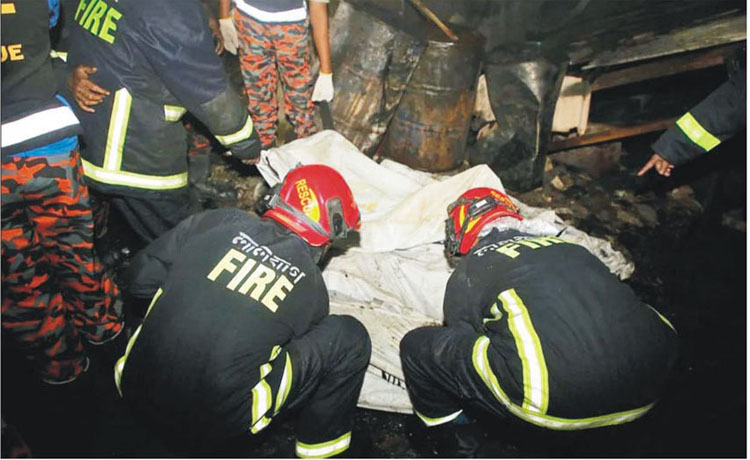 জুতার কারখানায় আগুন, ৫ জনের মরদেহ উদ্ধার