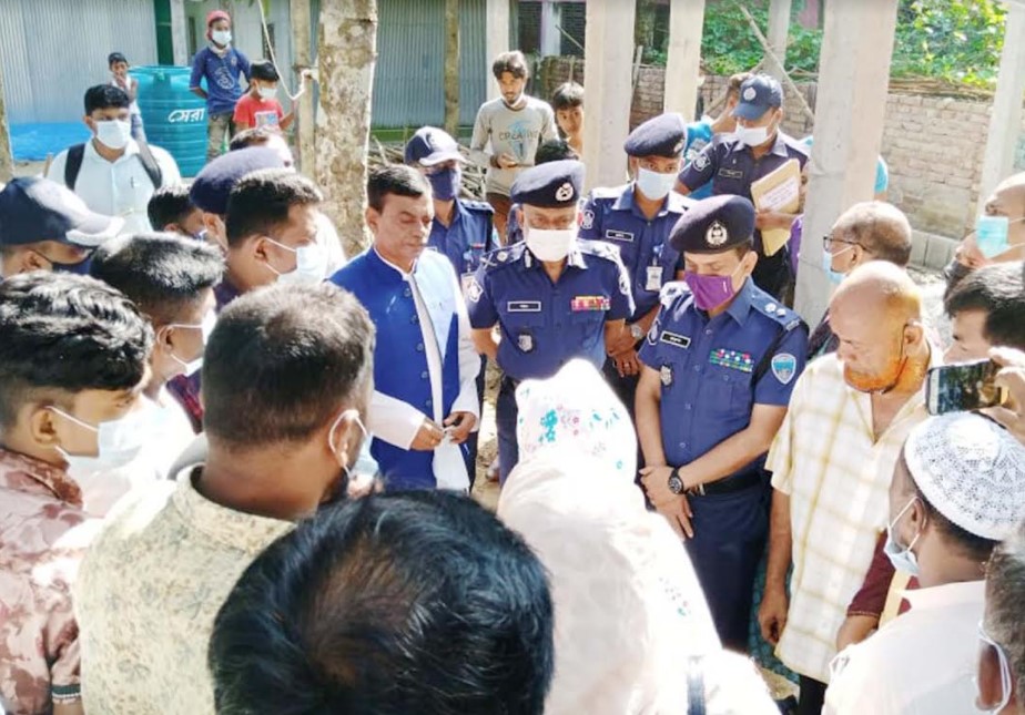 চৌদ্দগ্রামে মডেল বাড়ির কার্যক্রম পরিদর্শন করলেন পুলিশের অতিরিক্ত আইজিপি ড. মঈনুর রহমান চৌধুরী