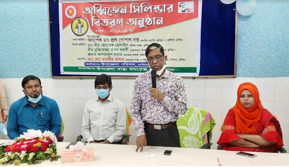 চান্দিনায় সরকারি হাসপাতালে ১৪টি অক্সিজেন সিলিন্ডার বিতরণ