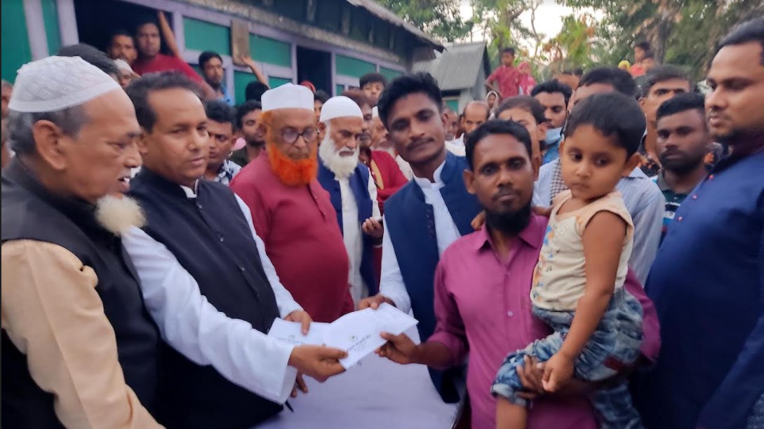 দেবীদ্বারে অগ্নিকাণ্ডে ক্ষতিগ্রস্ত পরিবারের মাঝে নগদ সহায়তা প্রদান