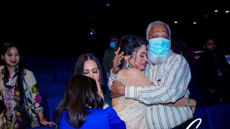 মেয়ের সিনেমা দেখে অশ্রুসিক্ত বাবা