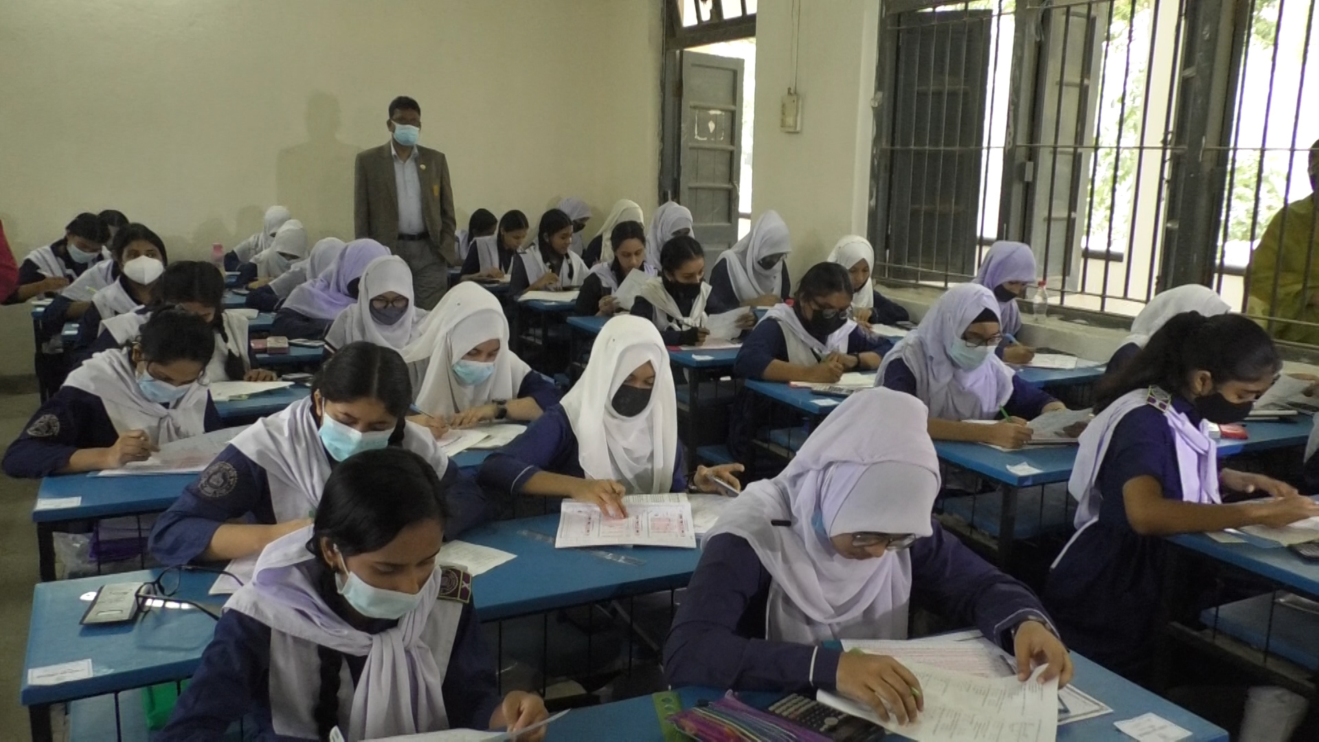 চান্দিনায় প্রথম দিনে অনুপস্থিত ৭১; বহিষ্কার ১