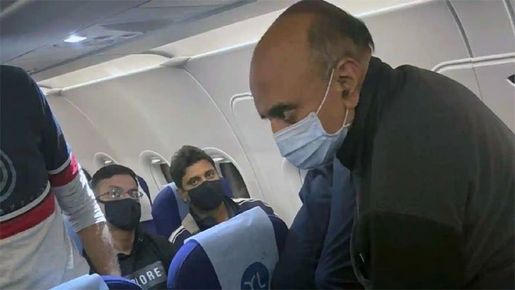 মধ্য আকাশে অসুস্থ যাত্রীকে সেবা দিয়ে প্রশংসায় ভাসছেন মন্ত্রী