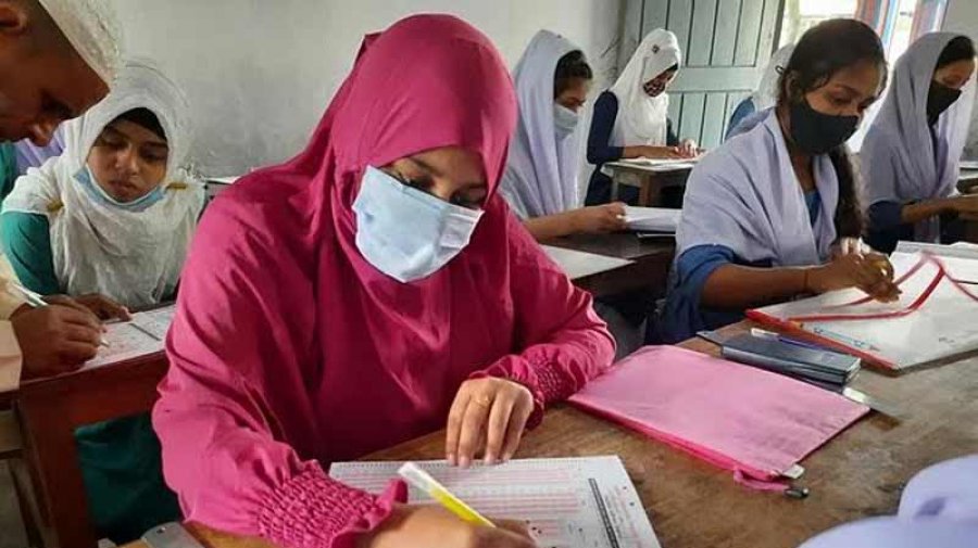 দাউদকান্দিতে সন্তান প্রসবের ২০ ঘণ্টা পর এসএসসি পরীক্ষা দিলো কিশোরী