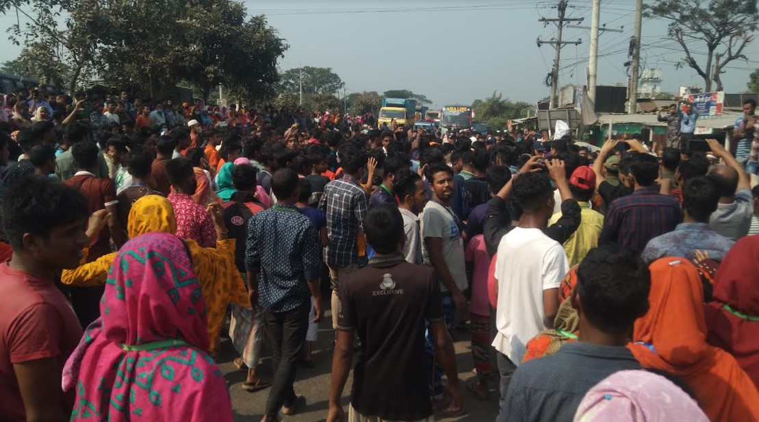 বেতনের দাবীতে ঢাকা-চট্টগ্রাম মহাসড়ক অবরোধ করেছে পোশাক শ্রমিকরা