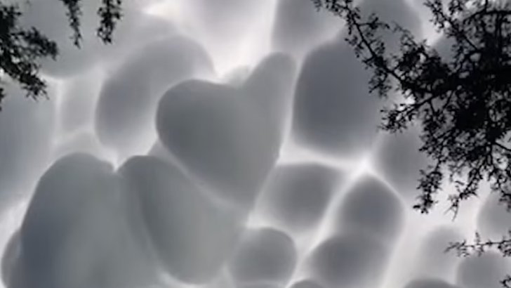 বিরল মেঘে ছেয়ে গেল আর্জেন্টিনার আকাশ 