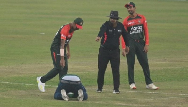 মিরপুর স্টেডিয়ামের মাঠে ঢুকে আটক রাসেলের জামিন