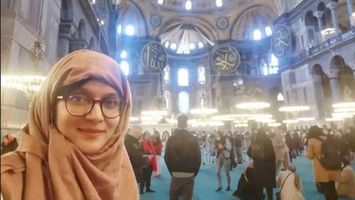 তুরস্কের নীল মসজিদ ও আয়া সোফিয়ায় মুগ্ধ মিথিলা