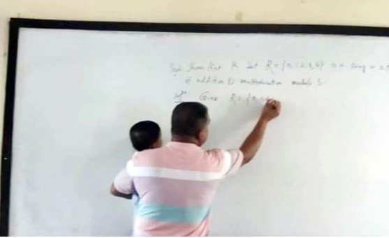 সন্তানকে কোলে নিয়ে ক্লাস করলেন কুবি শিক্ষক
