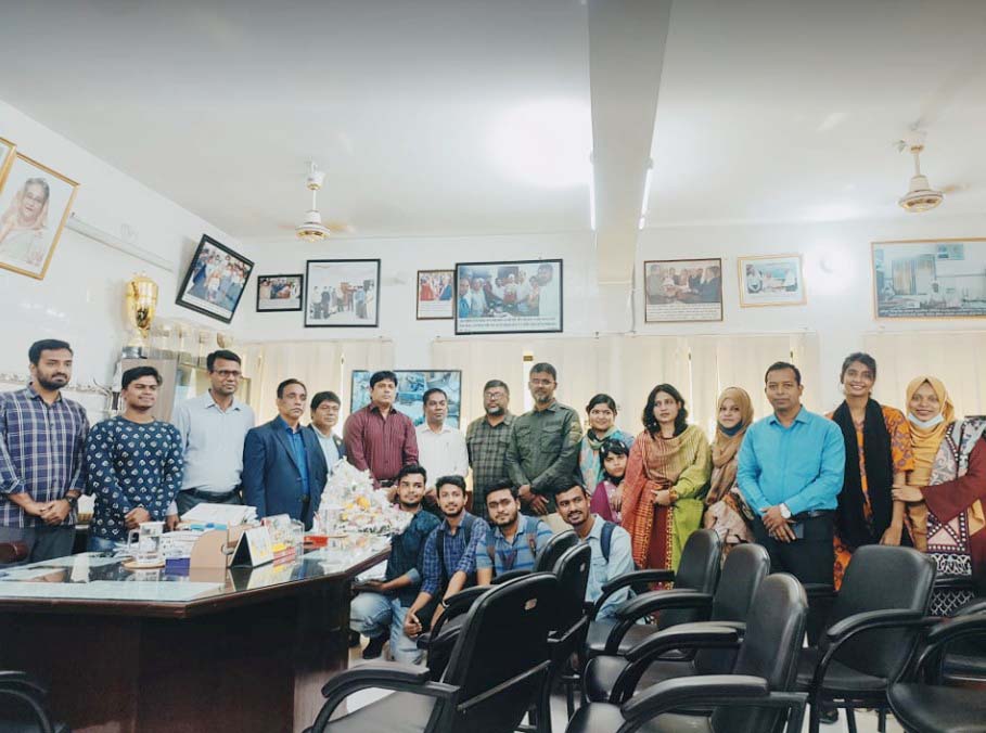 ভিক্টোরিয়া কলেজের নবাগত উপাধ্যক্ষকে ফুলেল শুভেচ্ছা