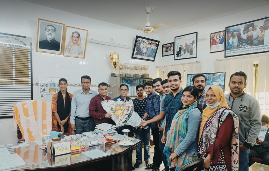 ভিক্টোরিয়া কলেজের নবাগত উপাধ্যক্ষকে ফুলেল শুভেচ্ছা