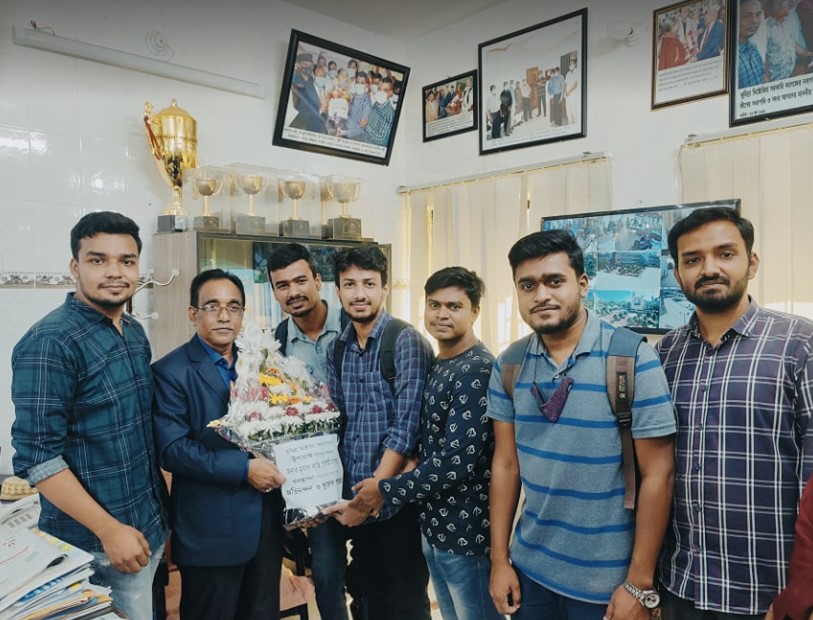 ভিক্টোরিয়া কলেজের নবাগত উপাধ্যক্ষকে ফুলেল শুভেচ্ছা