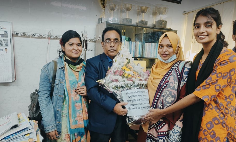 ভিক্টোরিয়া কলেজের নবাগত উপাধ্যক্ষকে ফুলেল শুভেচ্ছা