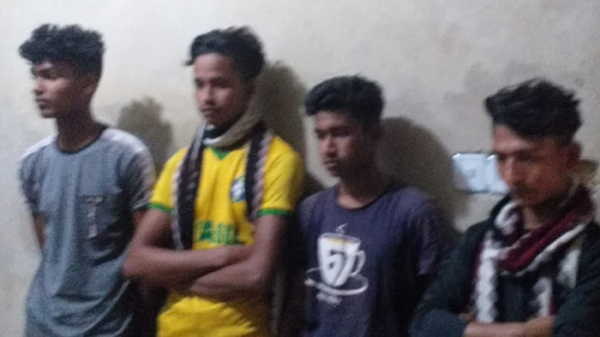 নোয়াখালীতে অস্ত্রসহ আটক ৪