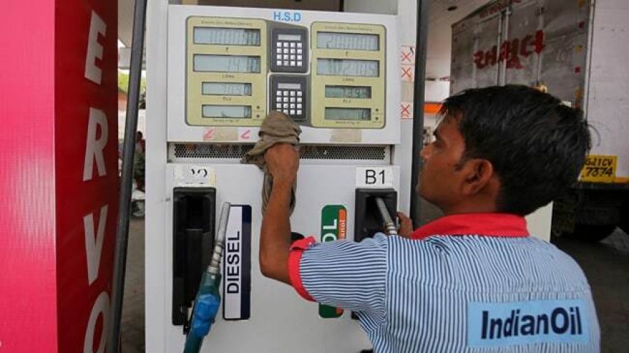 দিল্লিতে পেট্রোলের দাম কমলো লিটারে ৮ রুপি