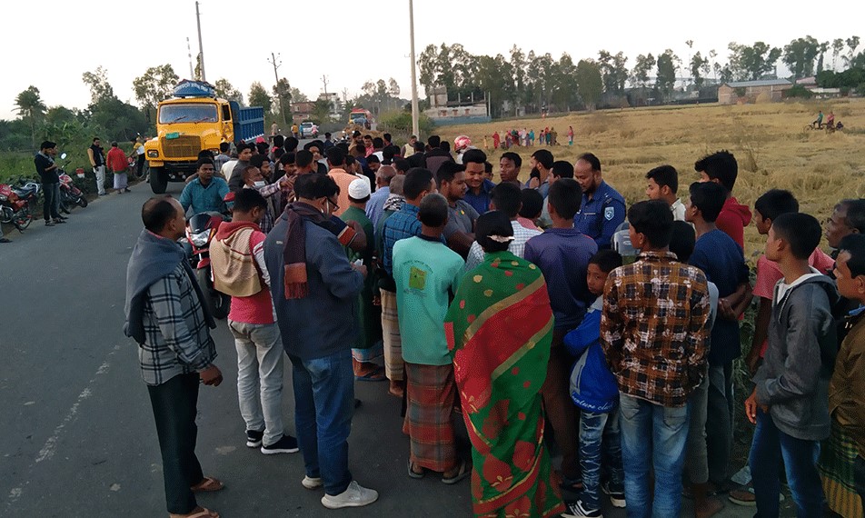 দিনাজপুরে সড়ক দুর্ঘটনায় স্কুলছাত্রের মৃত্যু