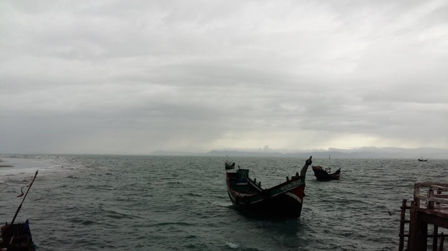 জাহাজের ধাক্কায় ট্রলার ডুবে ১২ জেলে নিখোঁজ