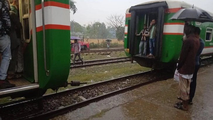 হঠাৎ বিচ্ছিন্ন হয়ে গেল চলন্ত ট্রেন