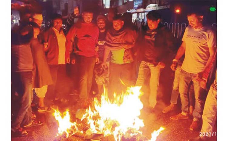 কুমিল্লায় তথ্য প্রতিমন্ত্রী মুরাদ হাসানের কুশপুত্তলিকা দাহ