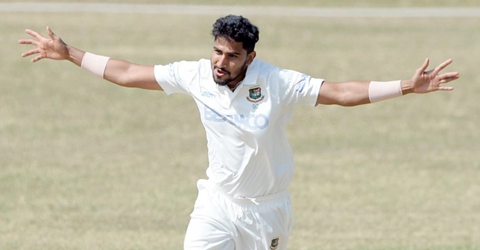 বাবরকে ফিরিয়ে উইকেটের খাতা খুললেন খালেদ