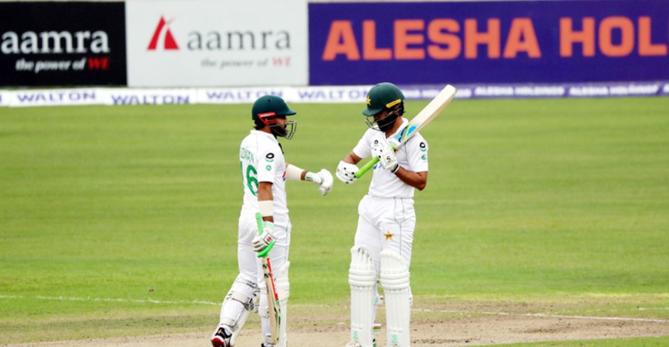 তিনশ ছুঁয়ে ইনিংস ঘোষণা করলো পাকিস্তান