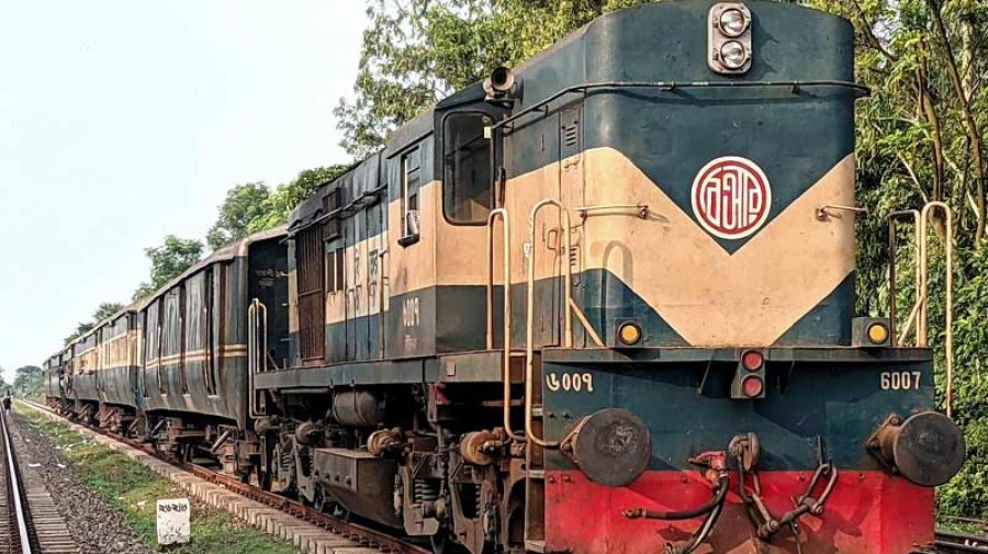 ট্রেনে কাটা পড়ে তিন ভাইবোনসহ ৪ জনের মৃত্যু