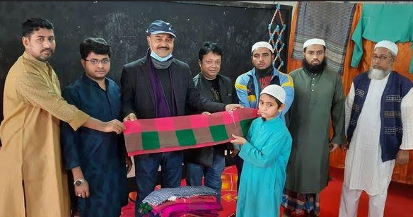 চান্দিনা আল-আমিন এতিমখানায় শিশুদের মাঝে শীতবস্ত্র বিতরণ
