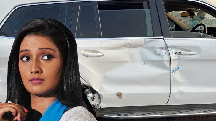 গাড়িতে লরির ধাক্কায় আহত অভিনেত্রী সায়ন্তিকা