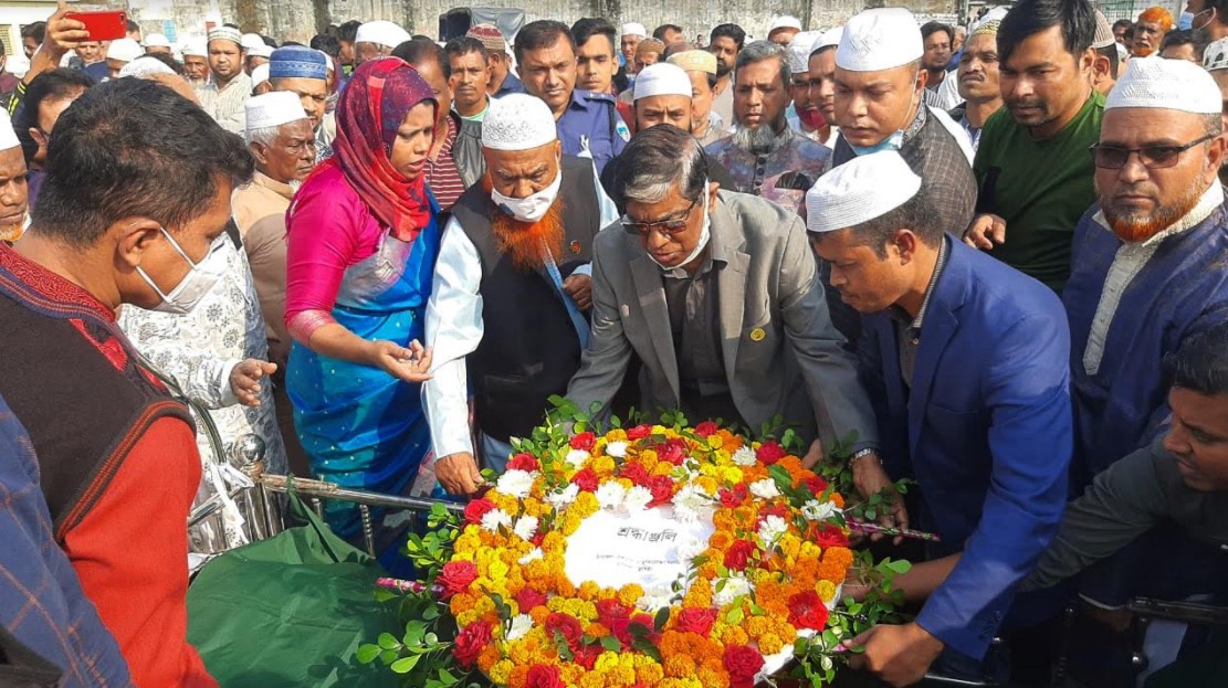 চান্দিনায় অভিনেত্রী আনোয়ারার স্বামীকে রাষ্ট্রীয় মর্যাদায় দাফন