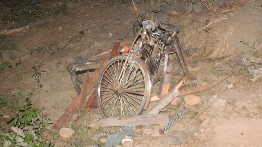 যাত্রীবাহী ভ্যানে ট্রাকের ধাক্কায় নিহত ২