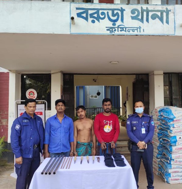 বরুড়ায় অস্ত্রসহ চার ডাকাত আটক