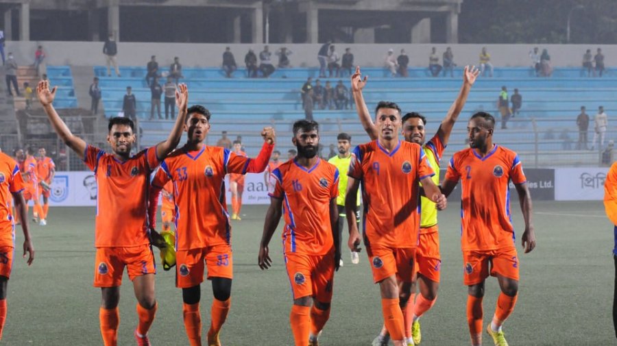 দুই লাল কার্ড, ব্রাজিলিয়ানের পেনাল্টি মিসের ম্যাচে সেমিতে পুলিশ