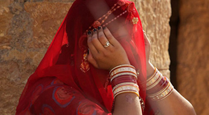 মধ্যরাতে স্বামীর সামনেই নববধূকে ছিনতাই