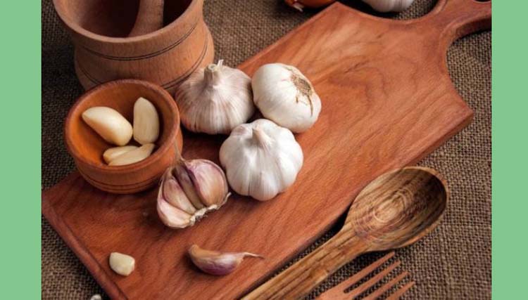 রসুনের ৩ প্যাক খুশকি দূর করবে 