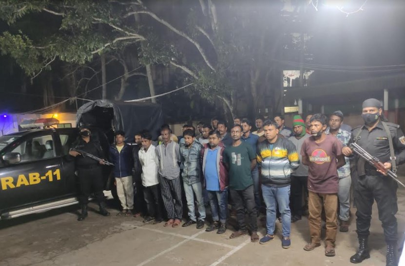 কুমিল্লায় গণপরিবহনে চাঁদাবাজ চক্রের ২৭ সদস্য আটক