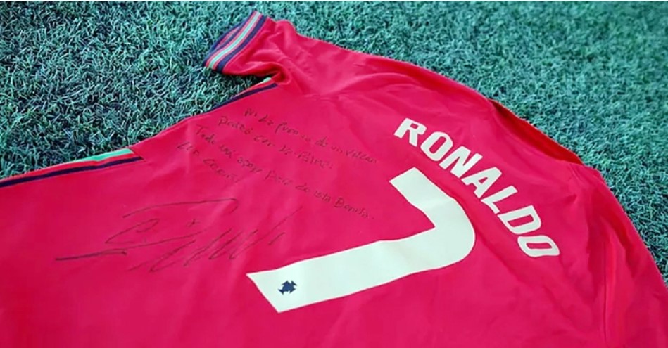 অগ্ন্যুৎপাতে ক্ষতিগ্রস্তদের জন্য নিলামে রোনালদোর জার্সি