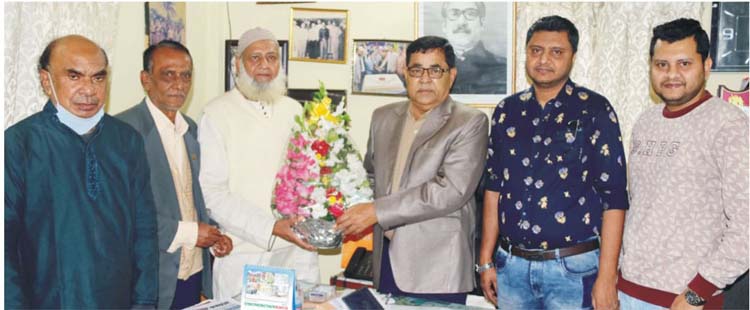 বীর মুক্তিযোদ্ধা রফিকুল ইসলামকে ফুল দিয়ে বরণ