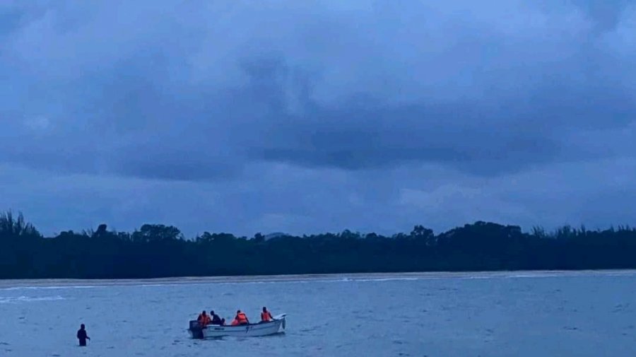 হেলিকপ্টার বিধ্বস্তের পর ১২ ঘণ্টা সাঁতরে নিরাপদে মাদাগাস্কারের মন্ত্রী