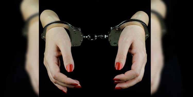 টাকা ছিনতাইকালে নারী আটক