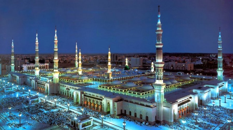 বাবাকে কাঁধে নিয়ে মসজিদে নববী জিয়ারত করালেন যুবক