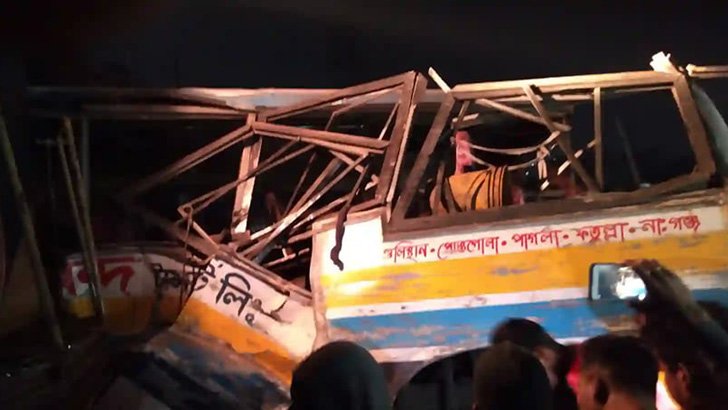 নারায়ণগঞ্জে বাস-ট্রেন সংঘর্ষ, নিহত ২