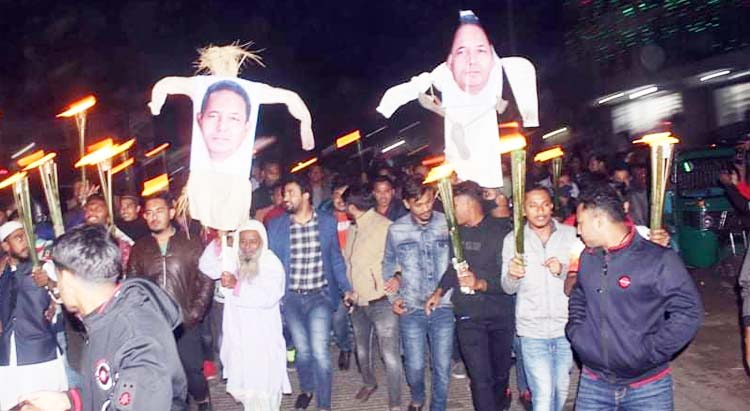 দেবিদ্বারে রোশন আলী মাষ্টারের কুশপুত্তলিকা দাহ