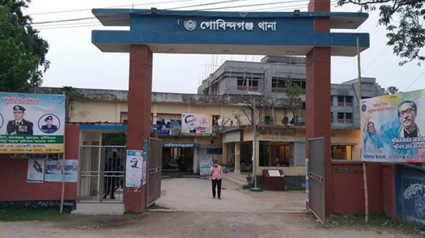 খাটে স্ত্রীর লাশ, দড়িতে ঝুলছিল স্বামী