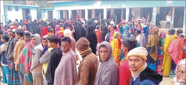 শীত-কুয়াশা উপেক্ষা করে ভোটকেন্দ্রে দীর্ঘ সারি