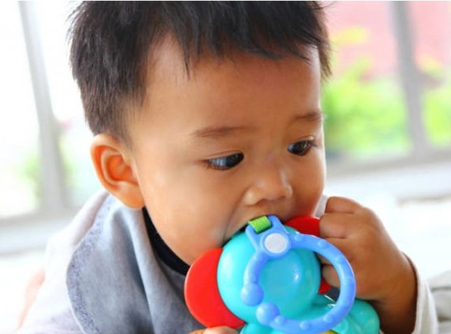 শিশুর ক্ষতির কারণ হতে পারে প্লাস্টিকের খেলনা